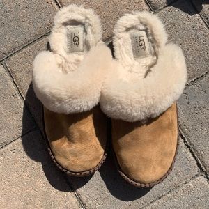 #25 UGGS SLIPONS